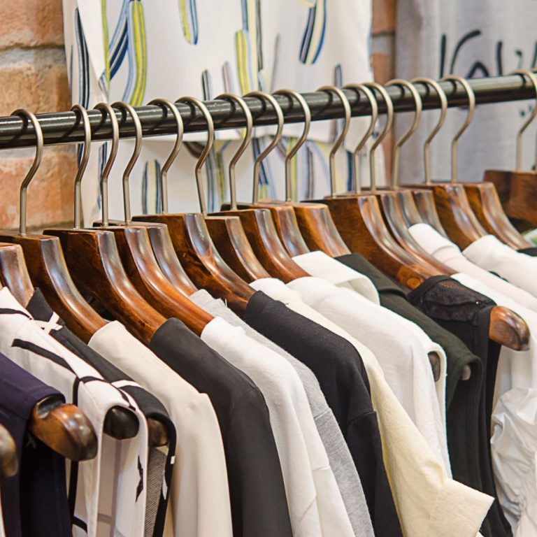 Butik online a butik stacjonarny - różnice w doborze kolekcji od producenta