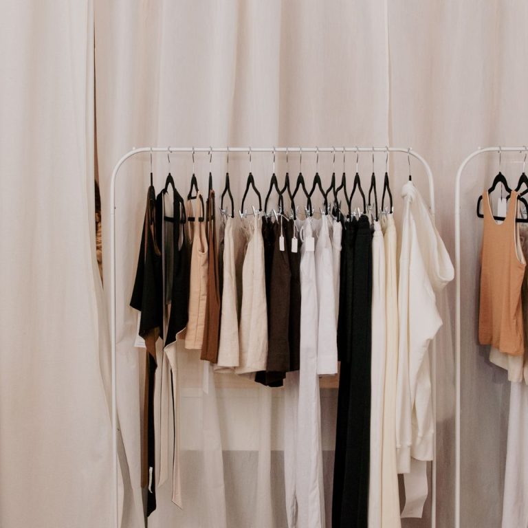 Co lepiej zamówić na start do butiku sukienki, bluzki, komplety czy płaszcze