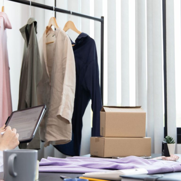 Hurtownia online czy zakupy stacjonarne - jaki model zaopatrzenia lepiej wspiera butik odzieżowy