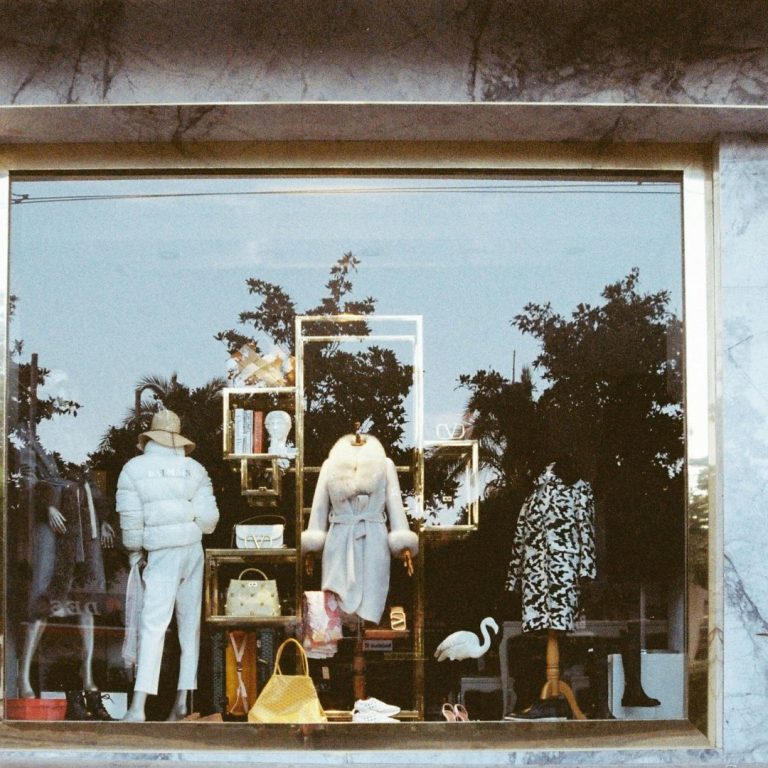 Jak budować ekspozycję sklepu wokół gotowych kolekcji odzieży