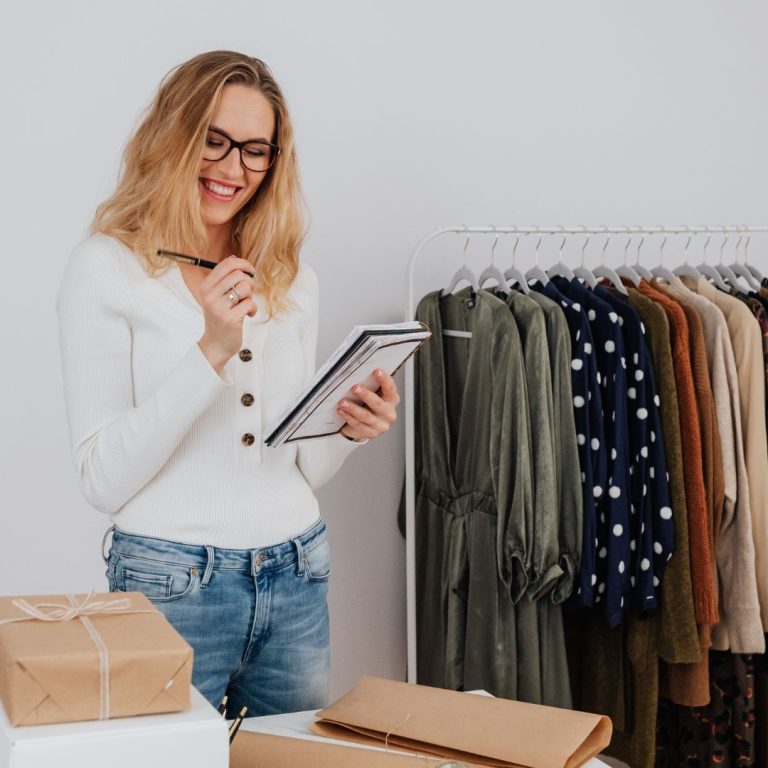 Jak wygląda dobra komunikacja między butikiem a producentem odzieży damskiej