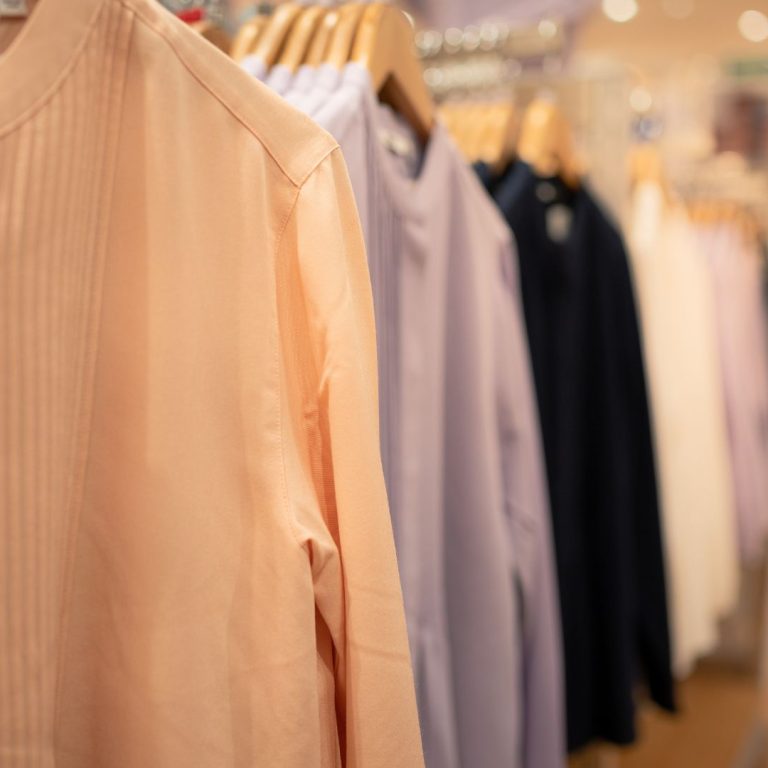 Klientka 40+ w butiku – jak dobrać kolekcję, która łączy styl, wygodę i jakość