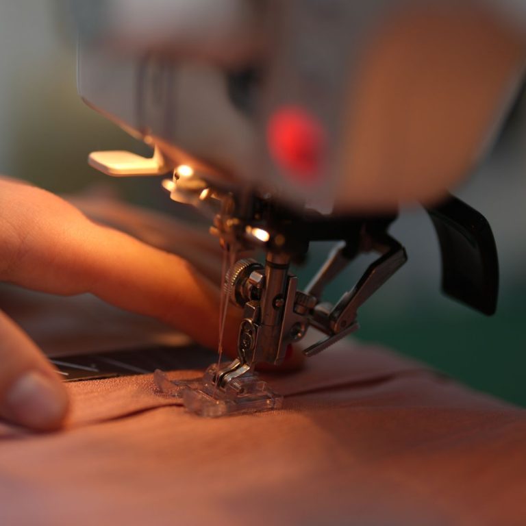 Od projektu do gotowego modelu – jak powstaje kolekcja odzieży damskiej w polskiej szwalni