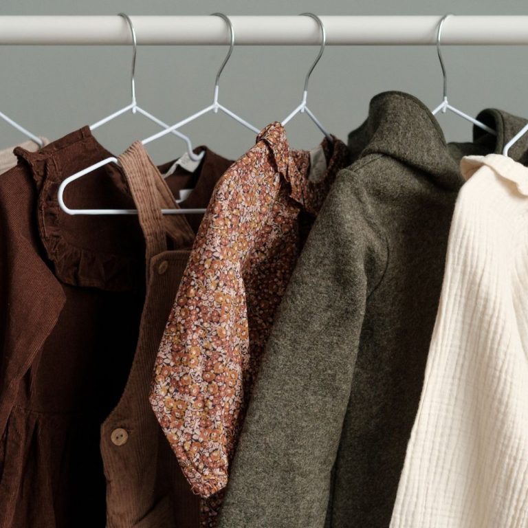 Producent odzieży damskiej czy hurtownia odzieżowa – co lepiej sprawdzi się w butiku