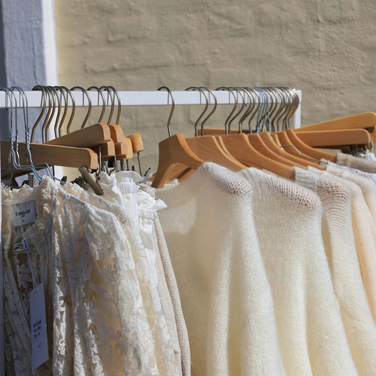 Producent odzieży damskiej dla marek i butików – kiedy warto postawić na współpracę bezpośrednią
