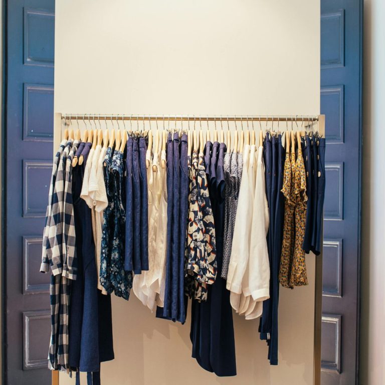 Produkcja odzieży damskiej pod marką własną – kiedy to dobry kierunek dla butiku lub marki