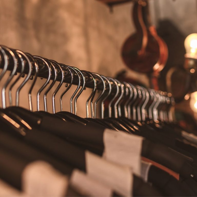 Stała współpraca czy zamówienia sezonowe – jaki model jest lepszy dla butiku