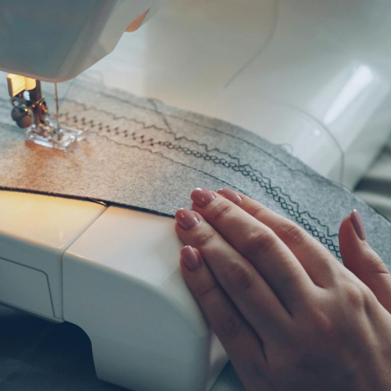 Szwy, wykończenia i konstrukcja - detale, które butik powinien sprawdzić przed zamówieniem odzieży od producenta